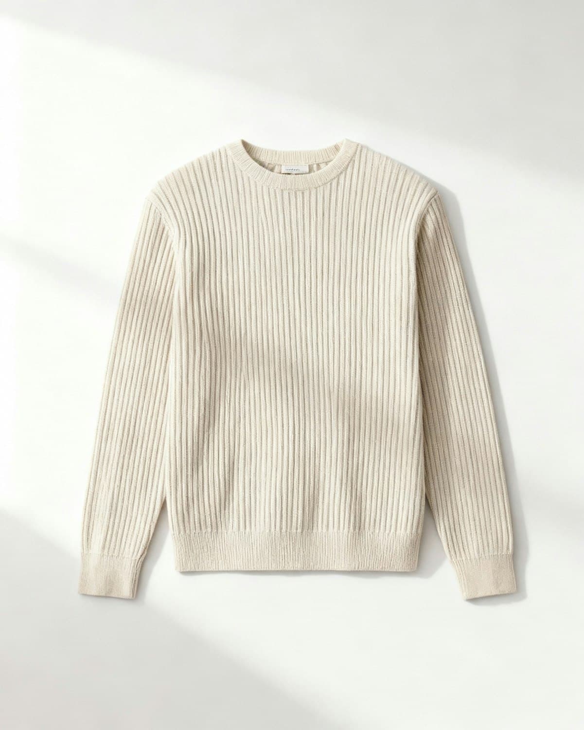 Suéter de tricô canelado off-white com gola careca